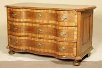 Barockkommode, deutsch, um 1780, Korpus Weichholz, Nußbaum furniert, z.T. Eiche, auf Kugelfüßen, doppelt geschweifte Front, 3 -schübig, mit ...