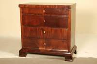 Kommode, deutsch, um 1820, Biedermeier, Korpus Weichholz, Mahagoni furniert, auf eckigen Füßen, untere Schublade gebogen, Schlüsselschilde aus ...