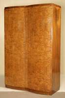 ArtDeco-Schrank, wohl Frankreich,um 1935/40, Korpus Hartholz/Weichholz, Wurzelnußfurnier, doppelt gespiegelt z.T. quer verlegt, Front doppelt ...