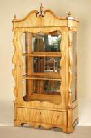 Vitrine, Dreseden um 1835, Korpus Weichholz, dickes Kirschbaumfurnier, elegant gespiegelt, in der Vertikalen verlegt, gesprengter Giebel, Leisten ...