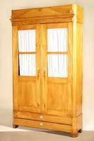 Wäscheschrank, Dresden, um 1820, Korpus Weichholz, Kirschbaum- bzw. Kirschbaumwurzelfurnier z.T. gespiegelt verlegt, Ecken abgerundet, zwei ...