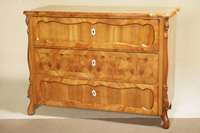 hochherrschaftliche Kommode, Dresden, um 1835 , Korpus Weichholz, Kirschbaum- bzw. Kirschbaumwurzelfurnier gespiegelt verlegt, sogenannte ...