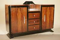 ArtDeco-Sideboard, Frankreich, um 1920, Riopalisander gespiegelt furniert, z.T. schwarz abgesetzt, große Chrombeschläge, Korpuskanten seitlich ...