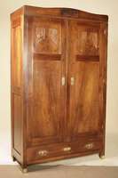 Jugendstilschrank, Anfang 20. Jhd., zweitürig, Nussholz furniert und massiv, florale Zierschnitzereien in den Türfüllungen und im Gesims, ...