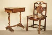 Beistell- bzw. Nähtisch, deutsch, um 1880/90, Gründerzeit, Korpus Hartholz/Weichholz, Nußbaum bzw. Nußbaumfurnier, Untergestell vielfach ...