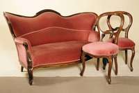 Sitzgarnitur, süddeutsch/Pfalz, um 1840/50, bestehend aus zwei Stühlen und 3-sitzer Sofa, Gestell Nußbaum massiv, allseitig geschweift, doppelt ...