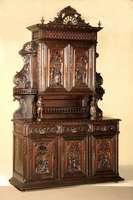 Aufsatzschrank, Frankreich, um 1870, bretonisch, Kastanie massiv, auf gedrückten Kugelfüßen, Fußleiste 5-fach gestuft, Türfüllungen mit ...