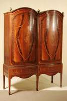 Mehrzweckschrank, England, um 1910, Edwardien, Korpus Weichholz, z.T. Tischlerplatte, Mahagoni furniert, z.T. massiv, auf konischen Hochbeinen, ...