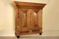 Kissenschrank, Holland, um 1950, Korpus Eiche und Weichholz, furniert mit Palisander und Wurzelholz, auf balusterförmigen Füßen, ebonisierend, ...