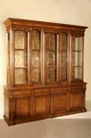 Vitrinenschrank, Frankreich, um 1950, Nußbaum massiv, z.T. furniert, 4-türiges Unterteil mit kassettierten Füllungen, Lisenen profiliert, vier ...