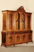Barockstilvitrine, Italien, um 1960, 2 -teilig, Korpus Weichholz/Hartholz, Tischlerplatte, auf geschnitzten Füßen, Front und Seiten gebogen, ...