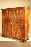 Dielenschrank, deutsch/Umgebung Saarbrücken, um 1850, Korpus Weichholz, furniert mit ausgesuchtem Wurzelnußfurnier, lebhaftes Furnierbild, ...