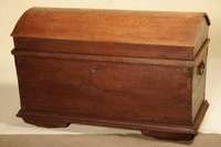 Buckeltruhe, deutsch, um 1800, Eiche massiv, Fußleiste 4-fach profiliert, seitlich schmiedeeiserne Griffe, runder Deckel holzgedübelt, original ...