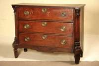 Empirekommode, Friesland, um 1800, Eiche, auf konischen Spitzbeinen, 3-schübig, Deckplatte später, original Messingbeschläge, ohne Schloß, ...
