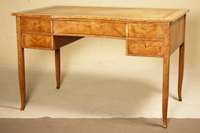 ArtDeco-Schreibtisch, deutsch, um 1920, Korpus Weichholz, Birke furniert, auf Hochbeinen, leicht ausgestellt, unter der Arbeitsplatte fünf ...