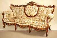 Barockstilsofa, Italien, um 1960, Buche massiv, nußbaumfarben lackiert, stark gebogene Beine und Zarge, mit Durchbruchschnitzereien, mehrfach ...