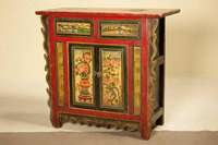 Halbschrank, Asien/Mongolei,um 1910/15, Ulme massiv, Zarge und Seiten in wellenförmiger Sägearbeit, Türfüllungen bemalt, Stilleben mit Vasen und ...