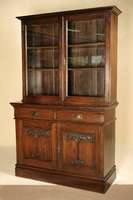 Bücherschrank, England, um 1900, Jugendstil, Eiche massiv/Weichholz, Unterteil mit breiter Fußleiste, Türfüllungen mit Schnitzereien im ...