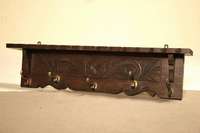 Hängegarderobe, deutsch, um 1880/90, Eiche massiv, Rückwand mit rocaillenartigen Schnitzereien, fünf Messinghaken, Gebrauchsspuren, dekorativ, ca. ...