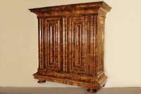 Wellenschrank, Frankfurt, um 1730, Korpus Weichholz, Wurzelnußfurnier z.T. quer verlegt bzw. horizontal jeweils zur Richtung der Gesamtkomposition, ...