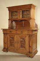 Aufsatzmöbel, deutsch/wohl Karlsruhe, um 1895 , Eiche massiv, z.T. auf Rahmen gearbeitet, Zierleiste 6-fach bzw. doppelt und 4-fach getreppt, reiche ...