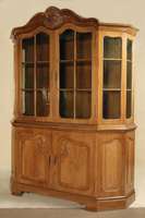 Stilvitrine, deutsch, 60er Jahre, Schröder ?, z.T. Kirschbaum massiv, auf Rahmen gearbeitet, mit Flachschnitzereien im Rokokostil, Kopf 6-fach ...