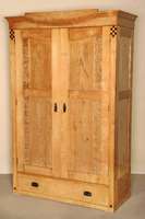 Ausgefallener Wäsche- bzw. Kleiderschrank, Wien, um 1902/04, starker Einfluß von Wagner, komplett auf Rahmen gearbeitet, Ahorn, Wurzel- und ...