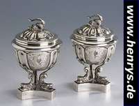 Paar Zierschälchen, Italien nach dem Vorbild von 1720/30, 50/60er Jahre, 835er Silber, Dreiecks-Sockel, Zwischenteil in Form von massiven Delphinen ...