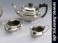 Kleines 3-teiliges Teeset, Sheffield 1894, 925er Silber, z.T. Treibarbeit, schöne, schwere Qualität, Fächermuster z.T. mit Zahnfries, Kanne ...