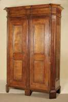 Kleider- bzw. Wäscheschrank, Gegend Mosel/Lothringen, um 1800, Eiche massiv, auf Rahmen gearbeitet, z.T. gesteckt, Ecken abgeflacht, komplett auf ...