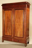 Schrank, Elsaß/Lothringen, um 1870/80, Korpus Weichholz, Mahagonifurnier gespiegelt verlegt, aufgesetzte Zierleisten, diese 4-fach getreppt, ...