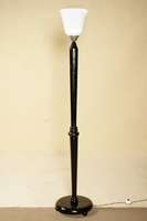 Große ArtDeco-Stehlampe, Frankreich/Paris, um 1920, schöner schwarz gefaßter Holzfuß, tulpenförmig ausgeschweifter Opalglasschirm, dieser auf ...