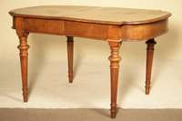 Ausziehtisch, deutsch, um 1880/90, Korpus Eiche und Weicholz, Nußbaum massiv und -furniert, gedrechselte Beine sparsam gerieft, Leistenverzierung ...