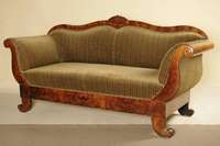 2-sitzer Biedermeiersofa, süddeutsch/Frankfurt, um 1835/40, Korpus Weichholz, Wurzelnußfurnier gespiegelt verlegt, Andeutung von Füllhörnern bzw. ...