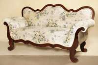 3-sitzer Sofa, süddeutsch, um 1835/45, Korpus Weichholz, Wurzelnußfurnier, Rücken und Front 6-fach geschweift, Füllhörner nachahmend, Polster ...