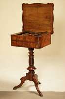 Nähtisch, deutsch, um 1890, Barockstil, Korpus Weichholz, Nußbaum massiv bzw. Nußbaumfurnier 2x gesp. verlegt, Fuß mit Auslegern, diese 3-fach ...