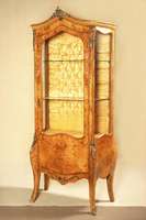 Vitrine im Rokokostil, nach italienisch/französischem Stil von 1760, z.T. bombierte Form, Wurzelahornfurnier gespiegelt verlegt, Korpus geschweift ...