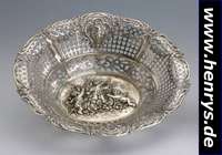 Anbietschale, deutsch, 800er Silber, wohl Hanau, um 1900, Durchbrucharbeit, mit Rosengirlanden, Boden mit spielenden Putti in Blumen, H ca. 7 x 26 x ...