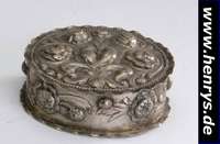 Deckeldose, Hanau um 1890, 800er Silber, Innenverg., nach Vorbild des 17.Jh., umlaufend und auf Deckel plastische Blumen, Deckel mit Turteltauben, ...