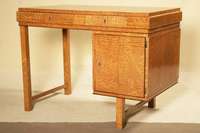 ArtDeco-Schreibtisch, deutsch, um 1930/32, Korpus Weichholz/Hartholz, Wurzelahornfurnier z.T. doppelt gespiegelt verlegt, Front in asymetrischer ...
