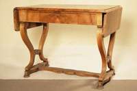 Spätbiedermeierschreibtisch, süddeutsch/Wien ?, um 1830/35, Korpus Weichholz, Wurzelnußfurnier gespiegelt verlegt, Seiten auf Lyraform anspielend, ...