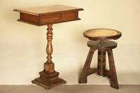 Klavierhocker, deutsch, um 1920, Buche massiv, nußbaumfarben gebeizt, Rahmen gerillt und gekerbt, Mittelfuß mit Drechselarbeiten, Sitzfläche mit ...