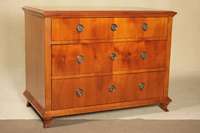 Kommode, deutsch, um 1820, Biedermeier, alter Korpus neu furniert, Platte und Fußleiste profiliert, alte Schlösser, Beschläge sekundär, gut ...