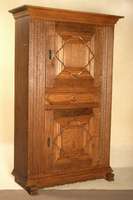Brotschrank, deutsch, um 1960/70, Eiche massiv, auf Kufen, 2-türig, Füllungen mit starker Leistenverzierung, sogenannte Verkröpfung, mittig eine ...