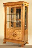 Vitrinenschrank, deutsch, um 1920, ArtDeco mit Empire-Stil-Einflüssen, auf Tatzenfüßen, Lisenen mit vorgesetzten gedrechselten Vollsäulen mit ...