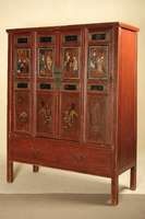 Schrank, China/Mongolei, um 1910, Korpus Weichholz/Hartholz, mit Bemalung, Füllungen unten mit Blüten- und Löwendekor, oben Figurenstaffage, ...