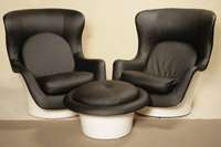 Designersessel und -tisch, Finnland, um 1960 , unten signert Hämeen Kalustaja, Kunststoffkorpus cremefarben mit schwarzen Lederbezügen, diese ...