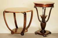 ArtDeco-Beistelltisch, Frankreich, um 1930, Beine Buche massiv, Deck- und Ablegeplatte kaukasisch Nußbaumfurnier, doppelt gespiegelt verlegt, ...