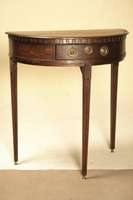 Halbmondtisch, um 1820, Empire, Eiche massiv, auf konischen Hochbeinen, kanneliert, in runden Messingfüßen auslaufend, eine Schublade, ...