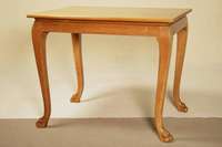 Tisch, deutsch, um 1910, Esche massiv, z.T. furniert, auf gebogenen Beinen, in Tatzen auslaufend, Zarge in sich gebogen, restauriert, Schellack ...